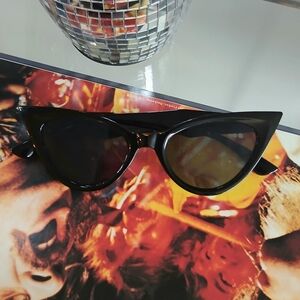Glamourous Exaggerated Black Cat Eye Sunglasses